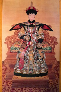 清朝华丽宫廷服饰女子像