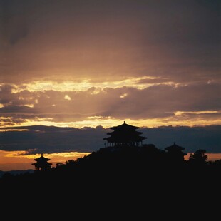 夕阳下的古建筑剪影