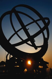 夕阳下的天文观测仪器