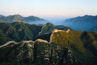 壮丽长城映于山川之间
