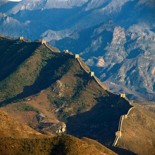 壮丽长城蜿蜒于山峦间