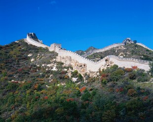 壮丽长城蜿蜒于山峦间