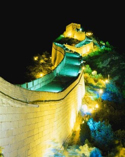 夜幕下璀璨的万里长城