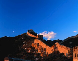 夕阳下的壮丽长城