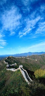 壮丽长城蜿蜒于山峦之间