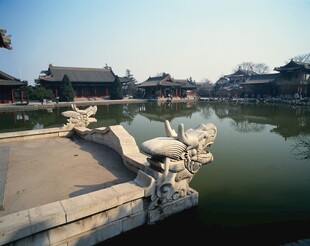 古桥畔的中式水乡景致
