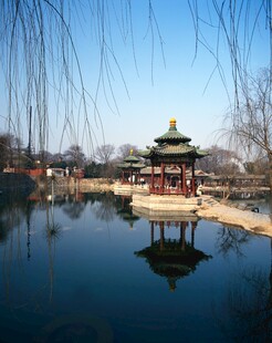 湖畔古亭映碧水