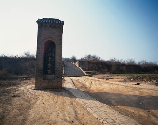 荒野中的古老塔状建筑