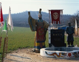 古代武士塑像立于开阔田野