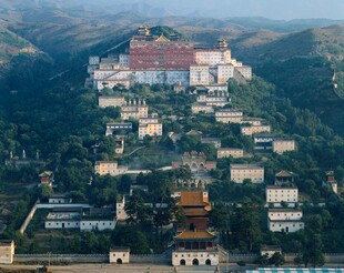 俯瞰壮丽布达拉宫建筑群