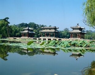 古典园林湖畔美景