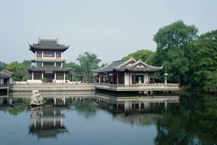 中式古典园林湖畔景致