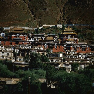 山间藏式村落景观