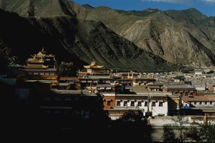 西藏宏伟寺庙建筑群