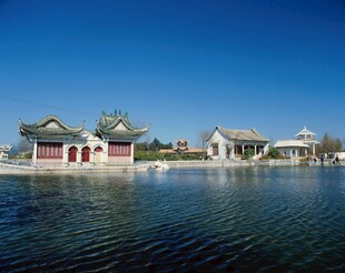 湖畔中式建筑美景