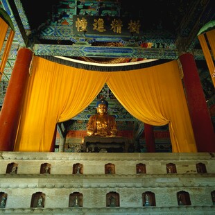 古寺佛堂内景