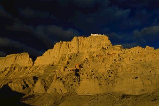 黄昏下的壮丽土山景观