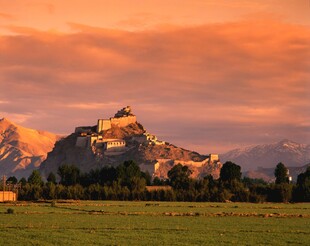 夕阳下的壮丽山峰景观