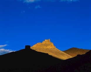 夕阳下的壮丽山峦