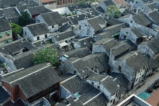 俯瞰古朴江南民居屋顶