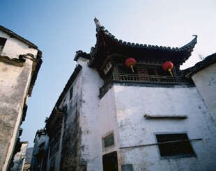 古巷中式建筑屋顶一角