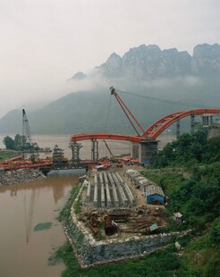 江边桥梁建设施工场景
