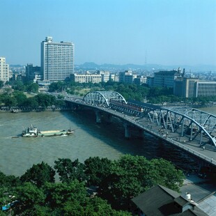 城市河畔桥梁风景图