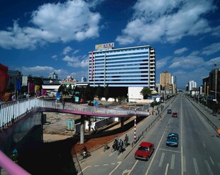 城市道路旁的现代建筑景观