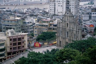 城市中的古老教堂建筑