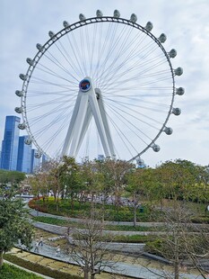 城市中的巨型摩天轮景观