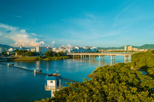 河畔风光与桥梁美景