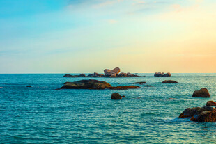 海边落日下的礁石美景