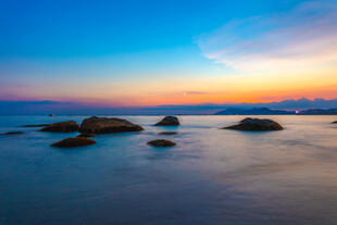 海边日落时的静谧景象