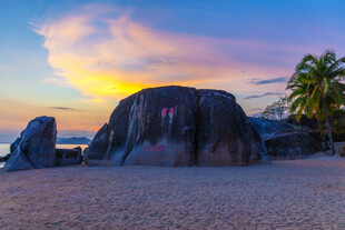 夕阳下的海滩巨石景观