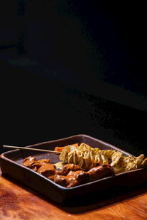 美味佳肴摆放在黑色餐盘中