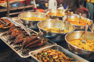 多样美食齐聚夜市摊位