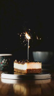 点燃烟花的美味生日蛋糕