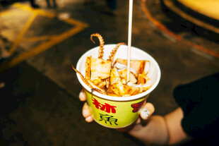 手持美味杯装街头小吃