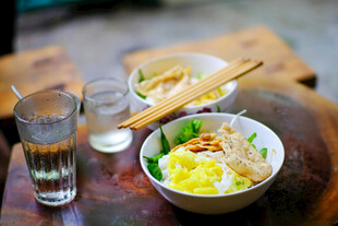 木桌上的美味汤面与饮品