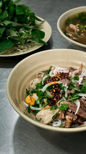 美味牛肉蔬菜拌面