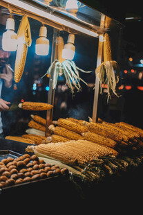 夜市烤玉米摊位特写