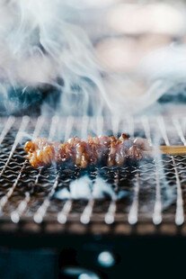 炭火上的美味烤肉