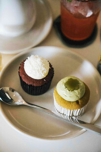 精致双色纸杯蛋糕与饮品