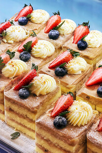 美味水果装饰多层蛋糕