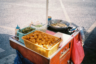 街头美味小吃摊