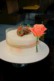 玫瑰装饰的精致白色蛋糕