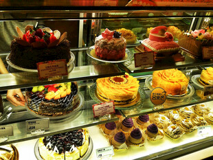 多样美味糕点陈列展示