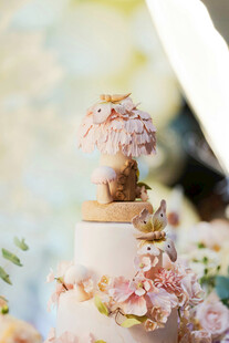 精致花卉装饰多层婚礼蛋糕