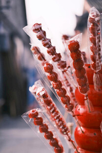 传统美味糖葫芦街头售卖