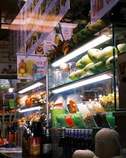 夜市熟食摊位丰富美食展示